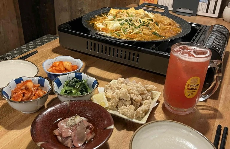 隠れ家で楽しむ絶品もつのからあげとリーズナブルな飲み放題！