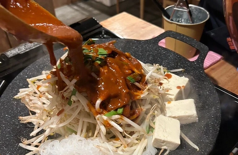 半個室でゆっくりと楽しむ、絶品鉄板焼きと地元グルメの世界へようこそ！