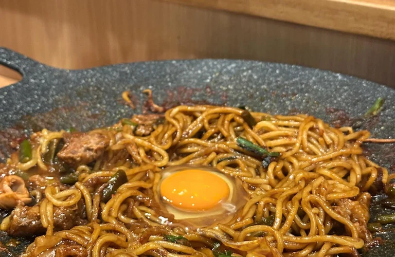 新感覚のもつ鉄板居酒屋で満喫するグルメの旅！