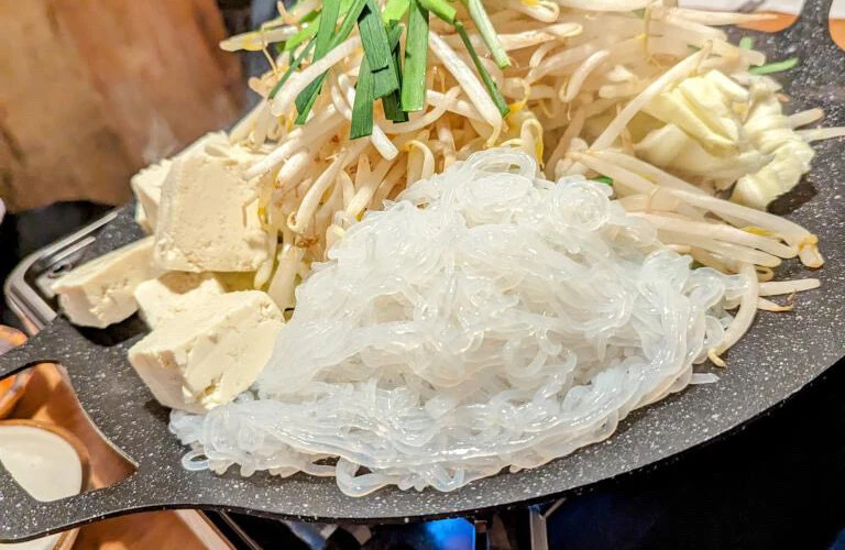 観光地で味わう絶品もつ鉄板！