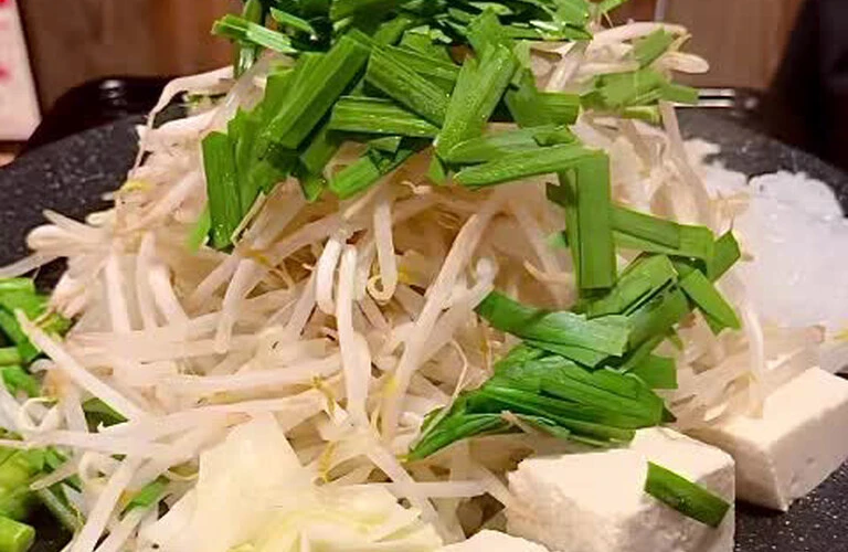 安くて美味しい！隠れ家居酒屋で楽しむ新感覚のもつ料理