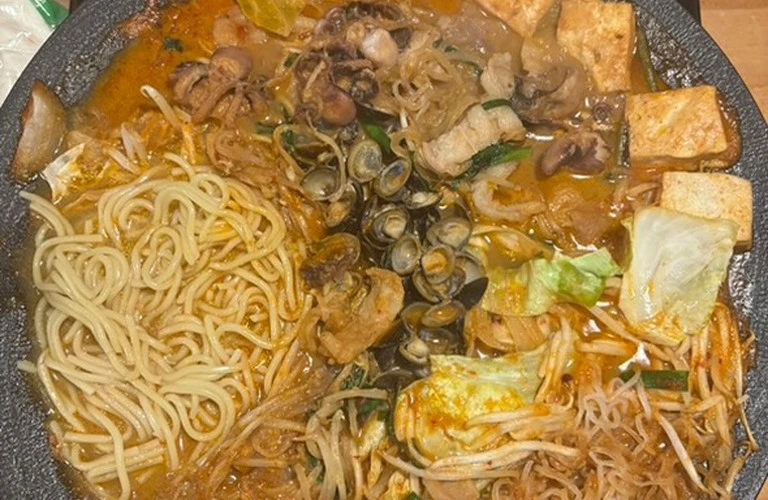 究極の味覚体験！博多もつ鉄板鍋で特別な夜を演出。