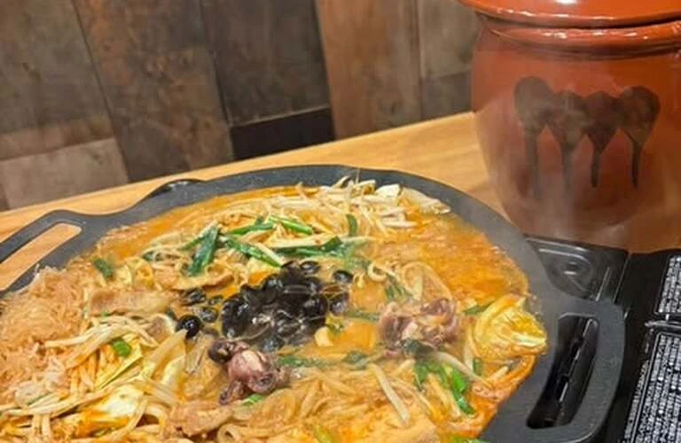 本格もつ料理を楽しむ、特別な鉄板鍋体験！