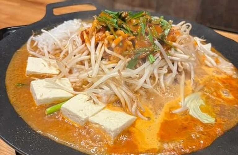 福岡の隠れ家で楽しむ、特製もつ料理と心温まる時間！