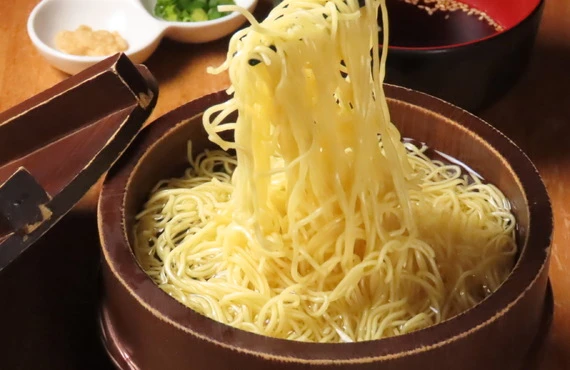 心とお腹を満たす、アットホームなもつ鉄板居酒屋！