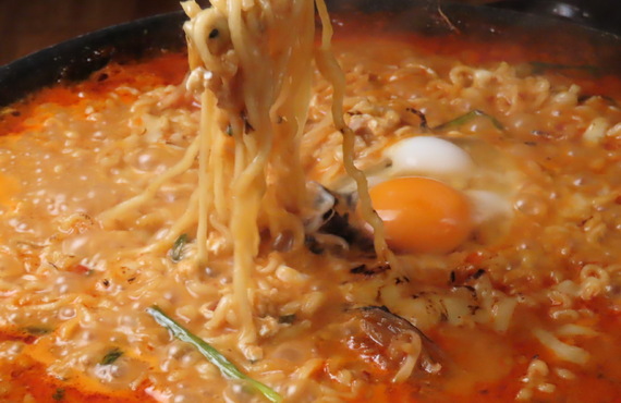 仲間と過ごす贅沢な時間、鉄板の熱が心をほぐす美味しいひととき