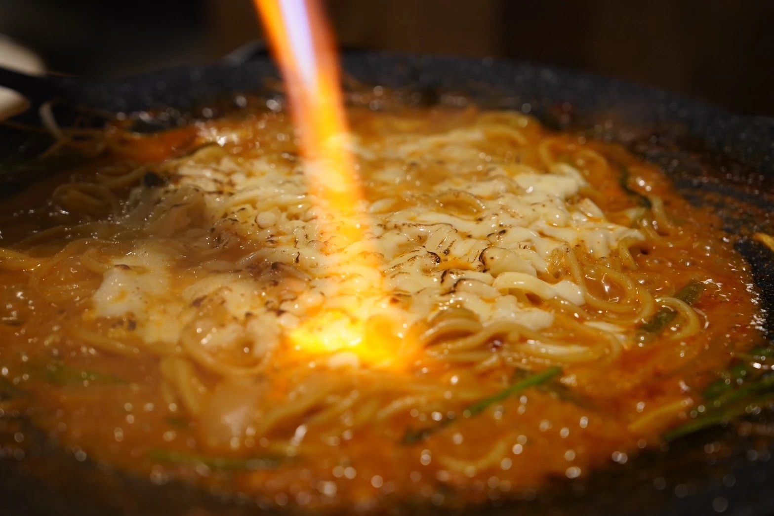SNSで話題のもつ鉄板居酒屋！