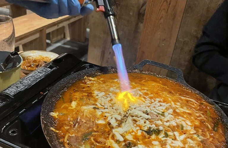 激辛にんにく好き必見！隠れ家居酒屋で味わう至福の辛さと香り