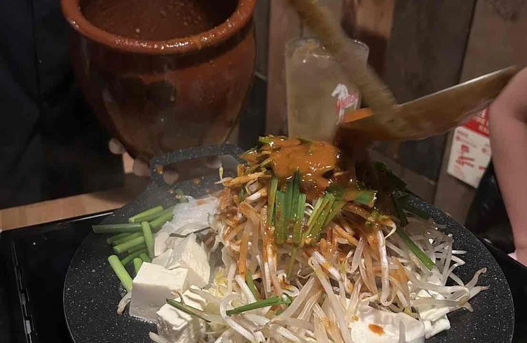 辛さと旨さが融合する！新鮮なもつを楽しめる隠れ家グルメスポット
